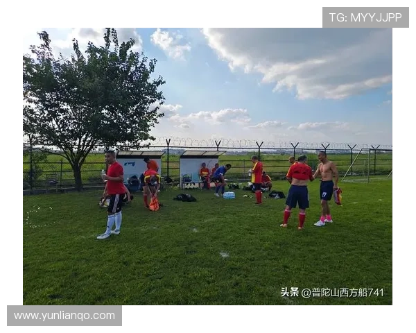 萨拉赫家庭生活揭秘：温馨家庭时光与足球场的完美契合