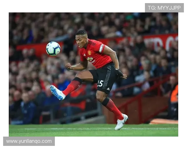 瓦伦西亚管理层决策争议:财务状况承压、球队表现受限、竞争力面临考验 瓦伦西亚管理层决策争议:财务状况承压、球队表现受限、竞争力面临考验