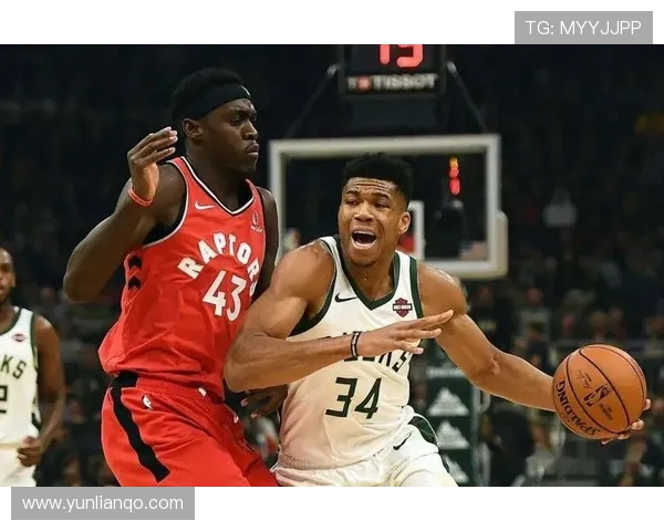 字母哥训练完回家路上还在啃鸡胸肉，这人是真把自律当饭吃啊