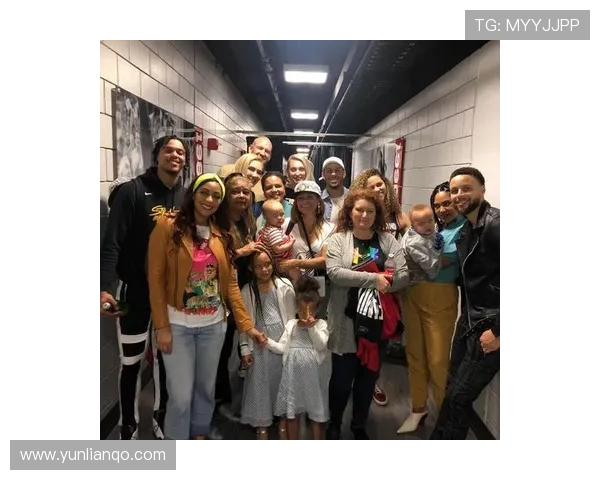 库里真是带孩子打篮球？场上冠军，家里秒变小奶爸模式！